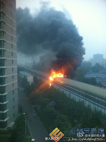 北京地铁13号线区间冒烟起火